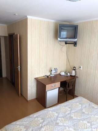 Отель гостиница Эдем Краматорск Улучшенный номер с кроватью размера «king-size» или 2 отдельными кроватями-3